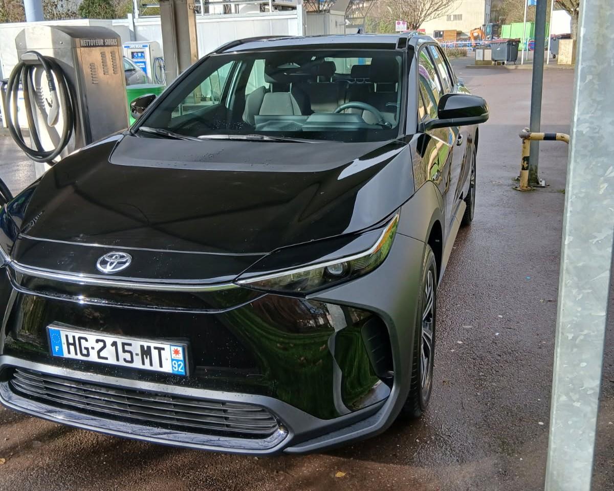 Toyota bZ4X noir de face — SUV électrique premium Didier VTC Metz chauffeur privé