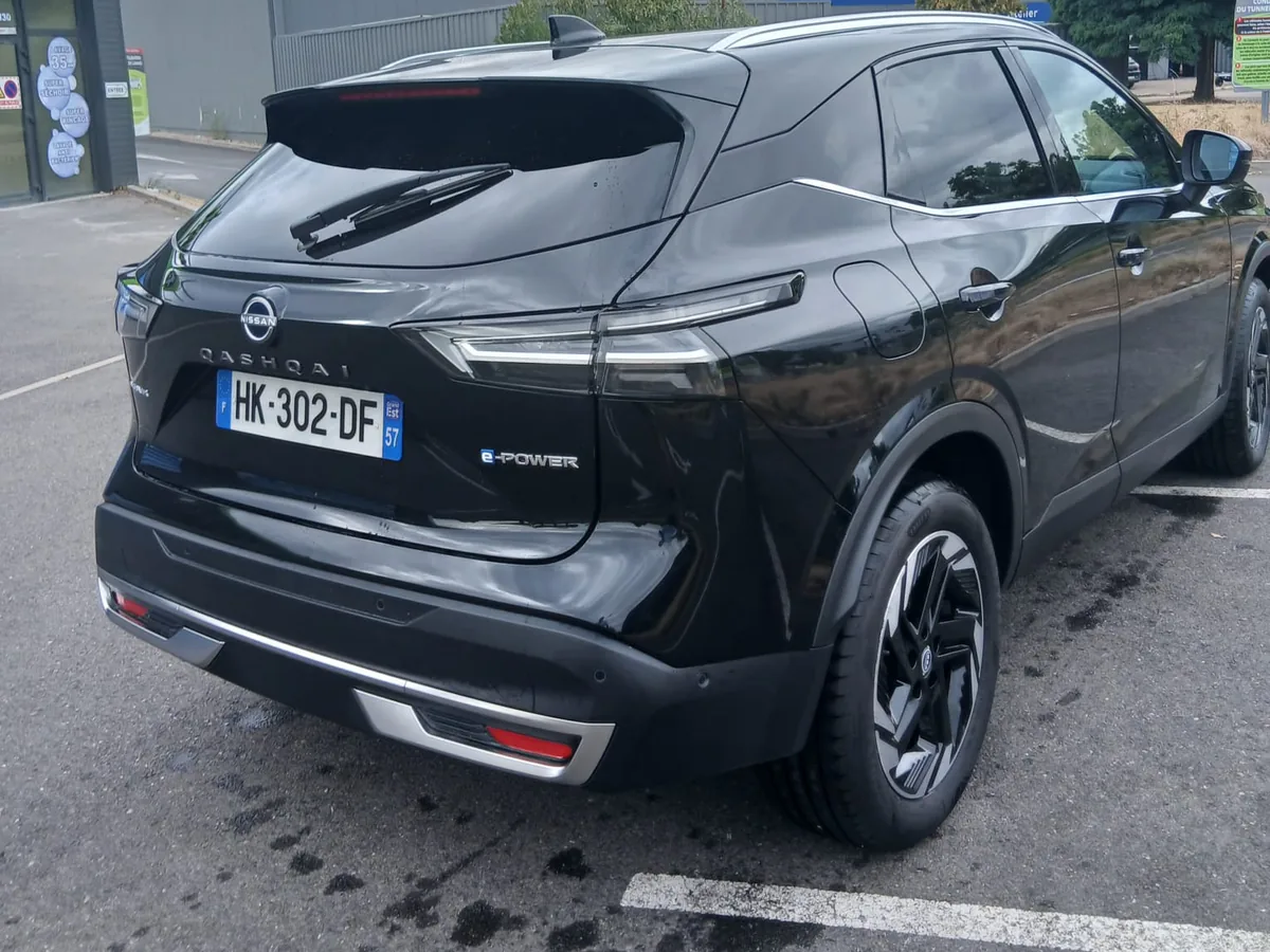Nissan Qashqai e-POWER noir de dos — feux arrière LED, VTC Metz Didier transport privé