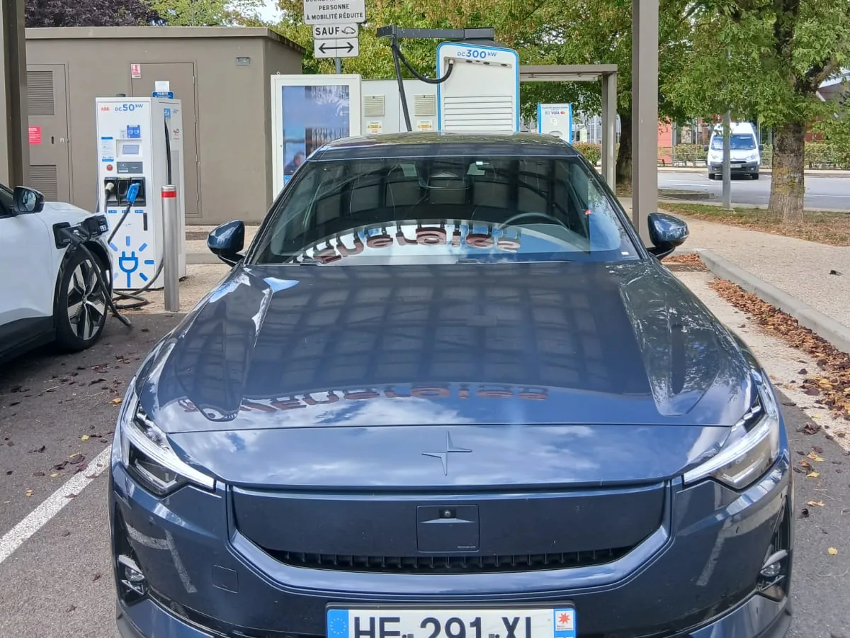 Polestar 2 bleu nuit de face — berline électrique premium Didier VTC Metz chauffeur privé