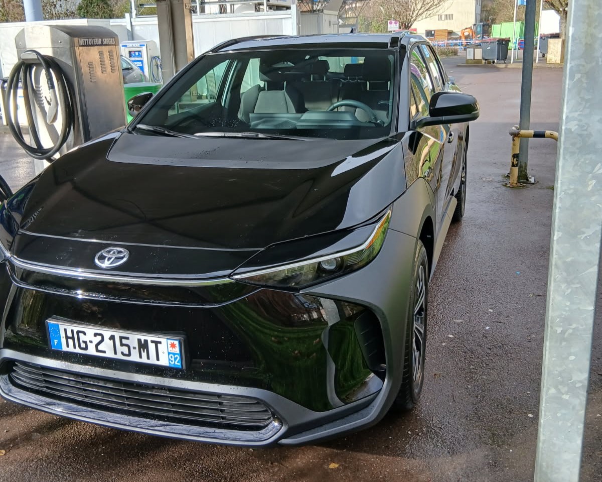 Toyota bZ4X noir de face — SUV électrique premium Didier VTC Metz chauffeur privé