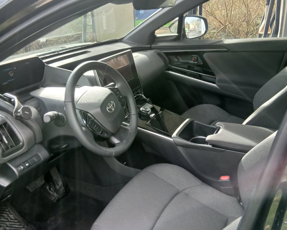 Intérieur Toyota C-HR — cockpit moderne avec écran tactile, VTC Metz
