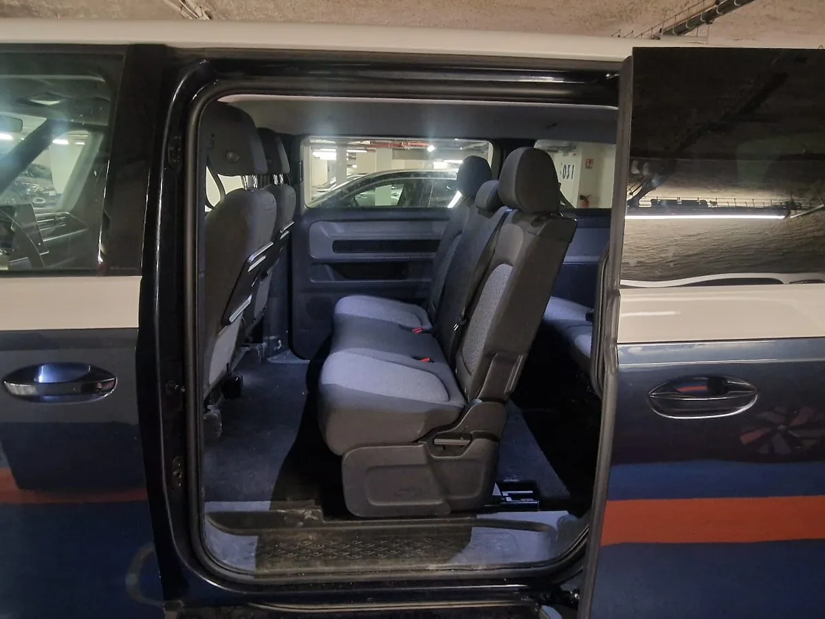 Intérieur du Volkswagen ID. Buzz de Didier VTC Metz — 3 rangées de sièges, 6 places passagers